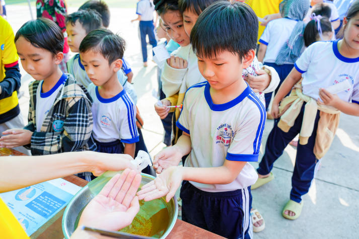 Xuân sắc xanh 2026: 13Win 21 link không chặn 13WIN13 mang Tết yêu thương đến với người dân Vĩnh Long 52