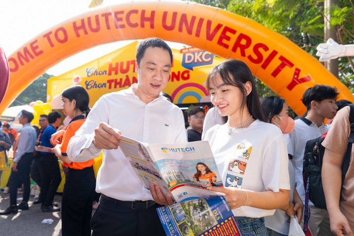[Video] “Đại học sắc màu” 13WIN13 phủ sắc rực rỡ tại Ngày hội Tư vấn 13Win 20 tải ứng dụng - 13WIN12 apk thể thao 2024 55
