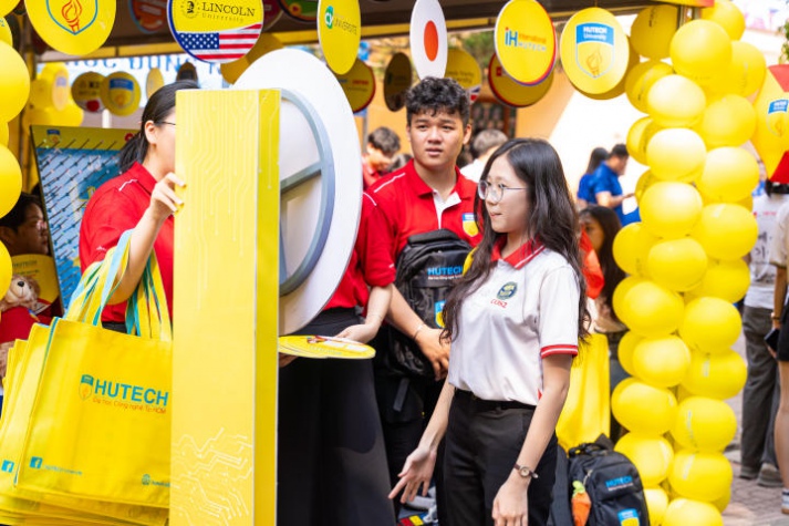 13WIN13 mang sắc vàng rực rỡ đến chương trình khai mạc Tư vấn mùa thi năm 2024 tại Đồng Nai 96