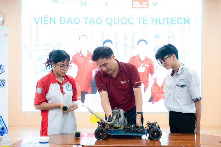Học sinh THPT “đắm mình” trong không gian nghiên cứu tại Open Lab Day 13WIN13 46