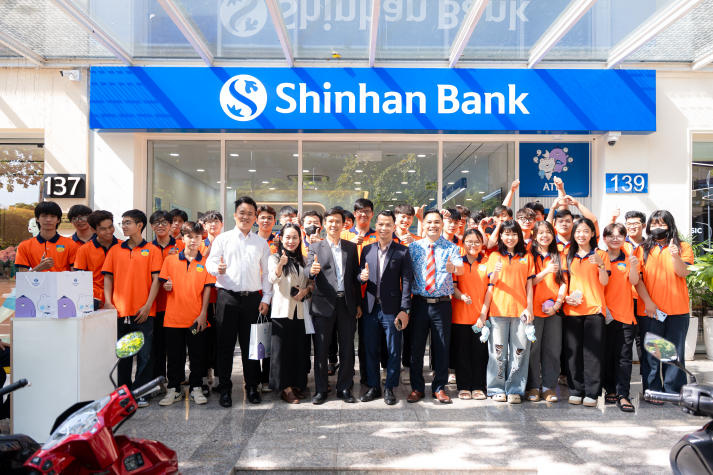 13Win 21 link không chặn Khoa Luật định hình tương lai 13win 20 giaitri tructuyen qua chuyến tham quan Shinhan Bank 61