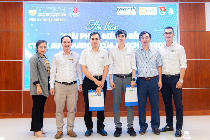 Students of the Institute of Engineering approach the CtrlX Automation solution from Bosch Rexroth 44
