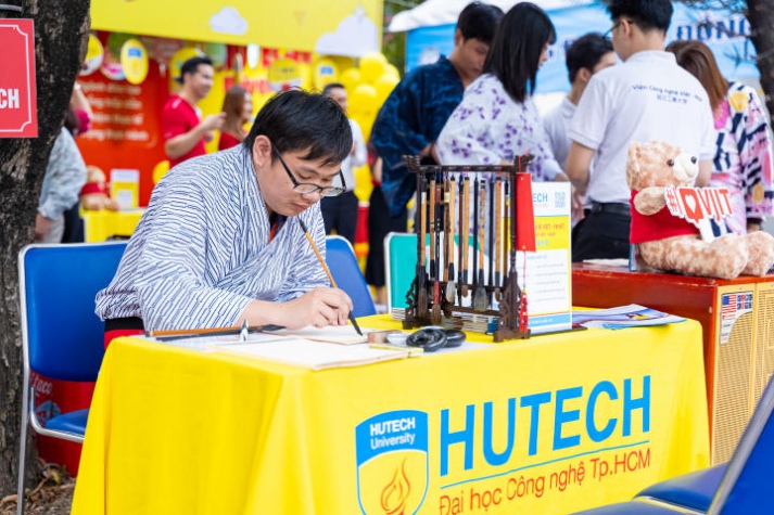 13WIN13 mang sắc vàng rực rỡ đến chương trình khai mạc Tư vấn mùa thi năm 2024 tại Đồng Nai 185