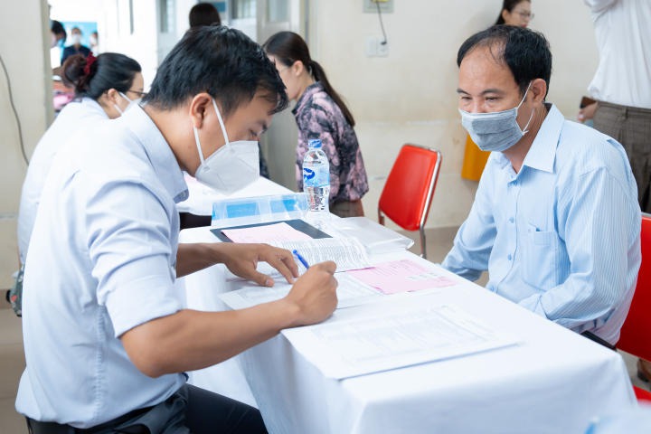 Cán bộ - Giảng viên - Nhân viên 13WIN13 lấy mẫu xét nghiệm, chuẩn bị chính thức khám 13Wim app nổ hũ mượt mà định kỳ 2023 80
