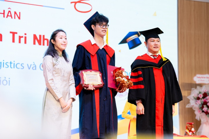 Tân khoa VJIT Trương Nguyên An: “Chúng ta sống không chỉ để tận hưởng" 117