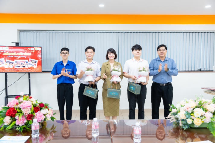 13Win 21 link không chặn Khoa Tài chính - Thương mại gói yêu thương, gửi ấm áp trong những món quà Tết ý nghĩa 50