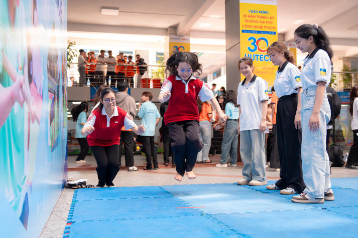 Sắc màu Khoa học 13Wim app nổ hũ mượt mà bùng nổ tại 13WIN13’s Health Festival 2025 121