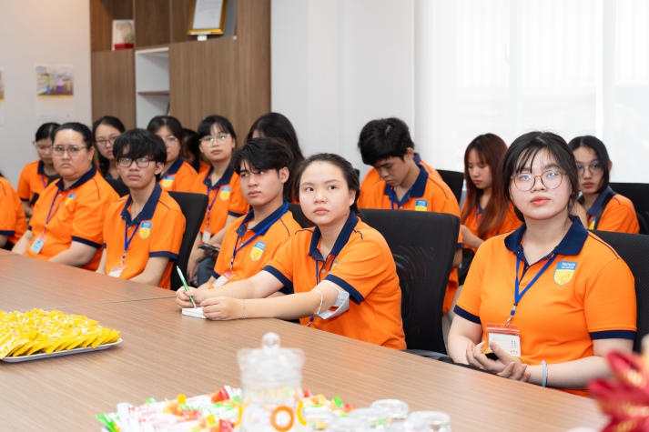 Kỹ sư Công nghệ thực phẩm tương lai của 13WIN13 khám phá quy trình làm bánh tại Nhà máy Bibica miền Tây 26