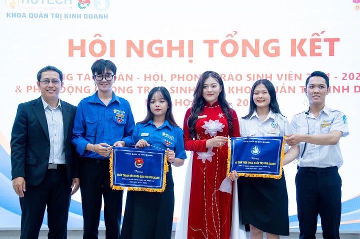 Hơn 400 Tải app 13Win Sòng Bài Trực Tuyến 13win.Com được vinh danh và khen thưởng 9