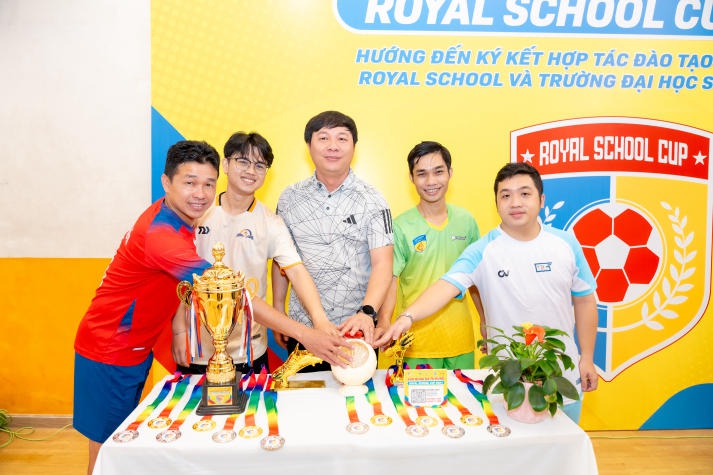 13WIN13 lên ngôi Vô địch Giải bóng đá Tứ Hùng Royal School Cup 2024 25
