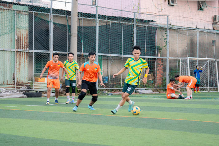 [Hội thao CB-GV-NV 13WIN13 2025]: Bóng đá nam xác định hai đội tranh ngôi vô địch 49