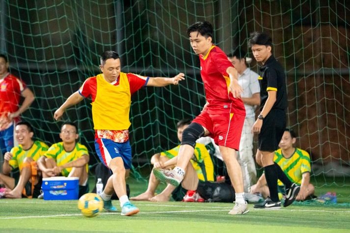 [Hội thao CB-GV-NV 13WIN13 2025]: Bóng đá nam xác định hai đội tranh ngôi vô địch 74