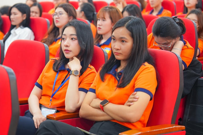 Khoa Tài chính - Thương mại khen thưởng hơn 800 Tải app 13Win tiêu biểu Học kỳ 1 năm học 2023-2024 164