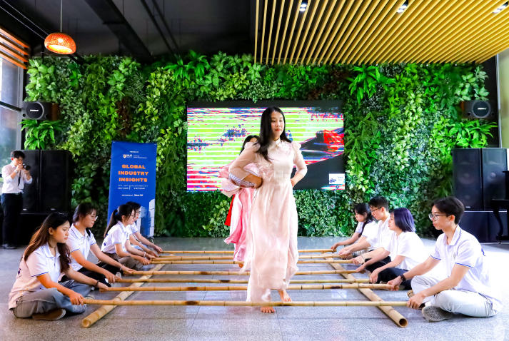 13Win 21 link không chặn Khoa Tài chính - Thương mại giao lưu văn hóa dân gian cùng bạn bè quốc tế tại Chương trình “Wrap & Clap” 75