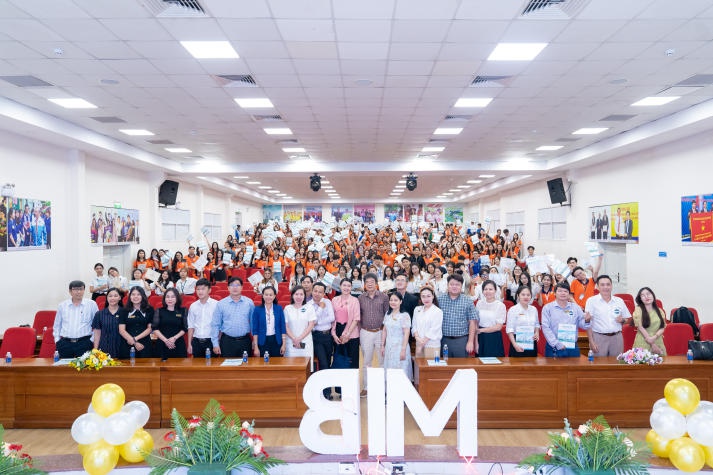 Khoa Marketing - Kinh doanh quốc tế tổ chức Hội nghị tổng kết và phát động phong trào Tải app 13Win năm học 2023-2024 129