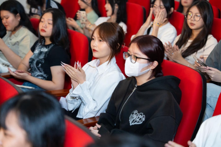 13WIN13 Multimedia Communications Student organized a music live show "Out of Memoriii” 53