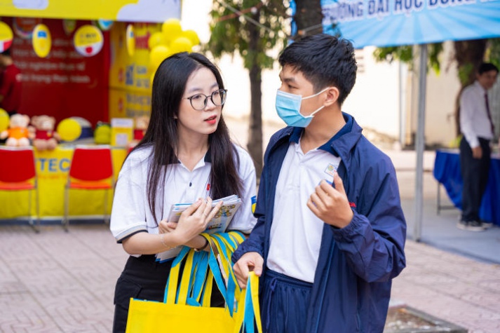 13WIN13 mang sắc vàng rực rỡ đến chương trình khai mạc Tư vấn mùa thi năm 2024 tại Đồng Nai 141