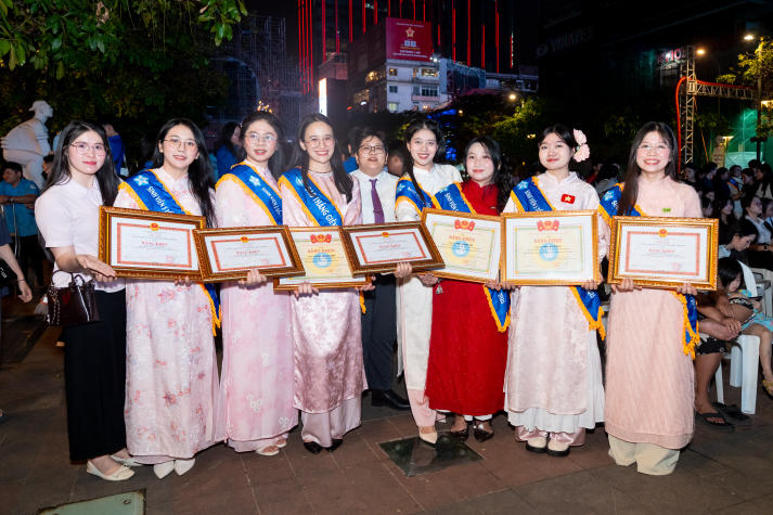 44 13Win 21 link không chặn 5 tốt hai năm liên tục của 13WIN13 nhận Bằng khen của Chủ tịch UBND Thành phố 698