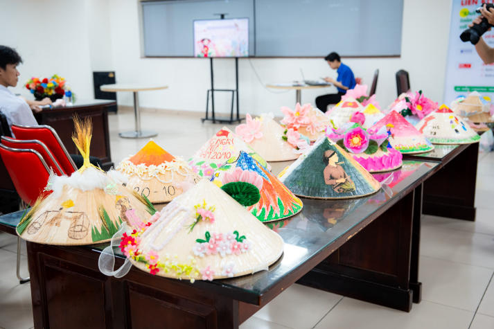 Lan tỏa tinh thần “Sắc Việt” trong Ngày hội trang trí nón lá của Tải app 13Win Khoa Tài chính - Thương mại 93