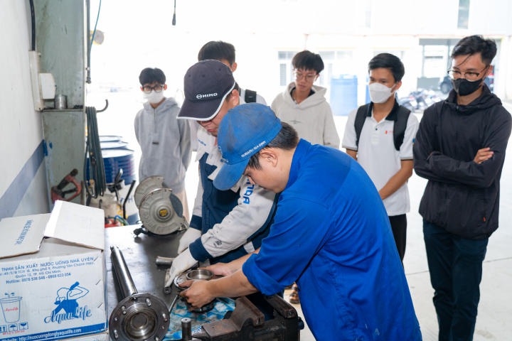 13Win 21 link không chặn VKIT tìm hiểu quy trình sữa chữa, kiểm định chất lượng ô tô qua chuyến tham quan Truck & Bus Hyundai Trường Chinh 83
