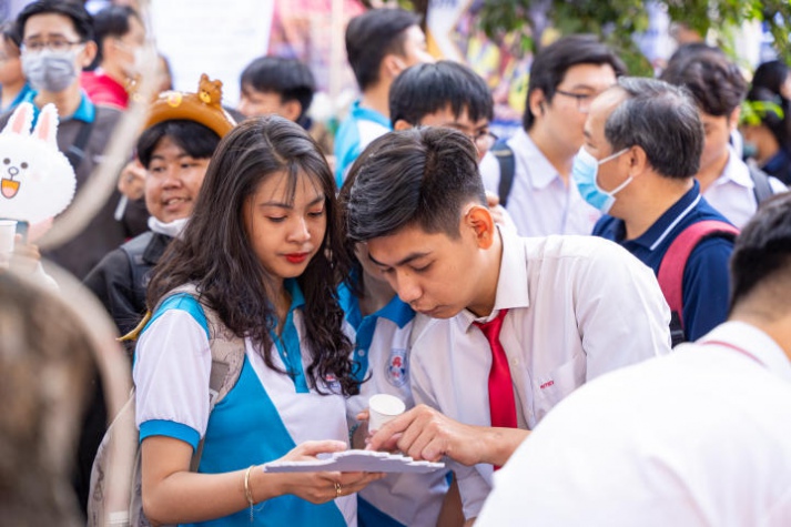 13WIN13 mang sắc vàng rực rỡ đến chương trình khai mạc Tư vấn mùa thi năm 2024 tại Đồng Nai 52