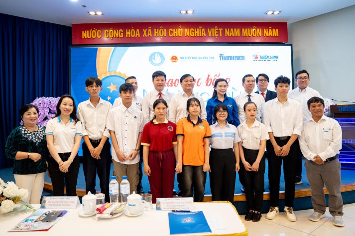 13WIN13 and Thanh Niên Readers Grant Over VND 1 Billion in Scholarships to New Students in Need 67