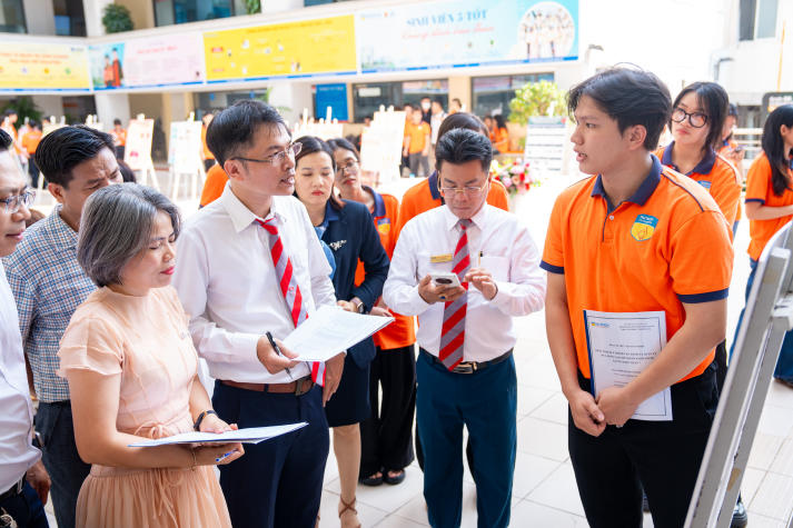 Sáng tạo từ trải nghiệm thực tế: 13Win 21 link không chặn ngành Kinh doanh thương mại báo cáo thực tập bằng poster 97