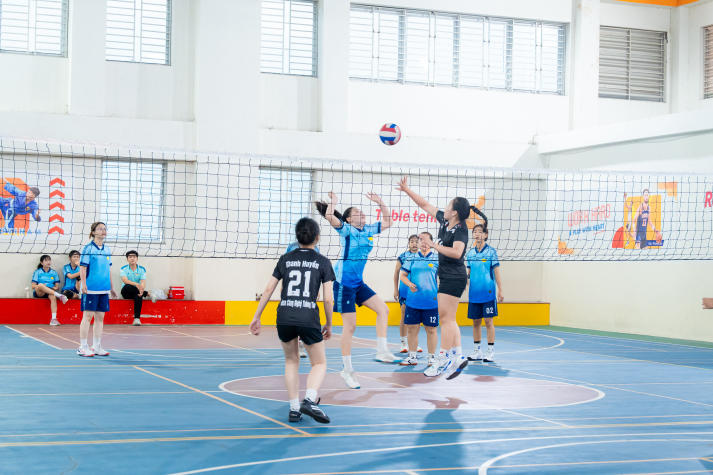 Chung kết Bóng chuyền nữ 13WIN13 GAMES 2026: Ngôi vương gọi tên Khoa Marketing - Kinh doanh quốc tế 53