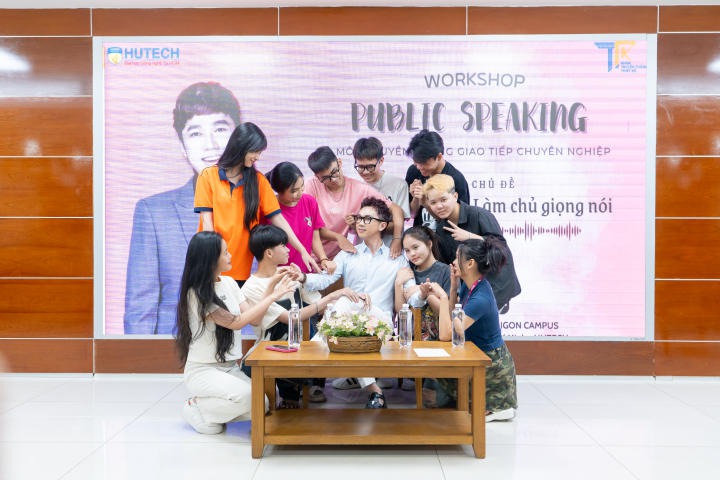 Multimedia Communication students learned to master their voice through talk show 78