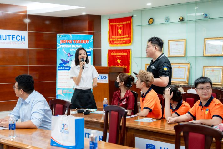 胡科大中文系學生：在現代背景下理解與應用中華交際禮儀 36