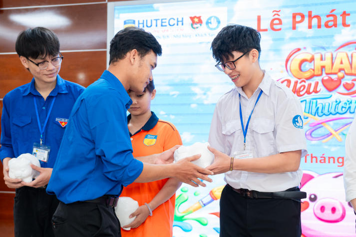 Khoa Quản trị 13Win002 Truy cập link - Nhà hàng - Khách sạn khởi động công trình nuôi heo đất “Chạm yêu thương”, lan tỏa tinh thần sẻ chia 49