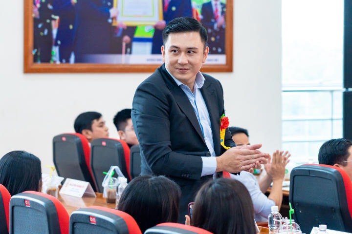 Nhiều suất Www 13Win one nổ hũ được trao đến tân Tải app 13Win Khoa Tài chính - Thương mại trong lễ chào đón 99