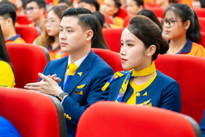 CEO Nguyen Quoc Ky and His Story of Dream-Chasing with 13WIN13 Students 140