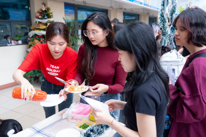 Cultural Day Xmas Joy 2024: English Faculty students spread Christmas cheer with international friends 31