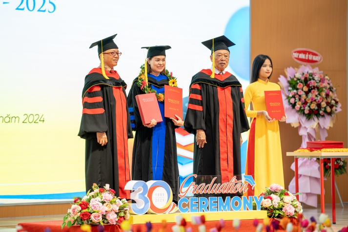 [Video] Nhiều tân 13Win 22 miễn phí mỗi ngày, Kỹ sư, Cử nhân tri ân cha mẹ tại Lễ Trao bằng 13Win13 link đăng nhập 111