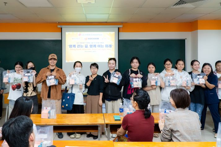Đồng hành cùng ước mơ: KOCHAM trao quà khích lệ tinh thần Tải app 13Win Khoa Hàn Quốc học 19