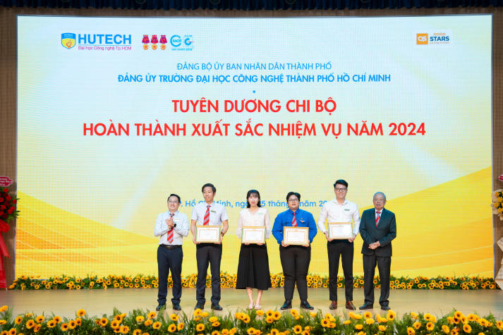 13WIN13 vinh danh những cống hiến tại Lễ trao Huy hiệu Đảng và khen thưởng Đảng viên xuất sắc năm 2024 102
