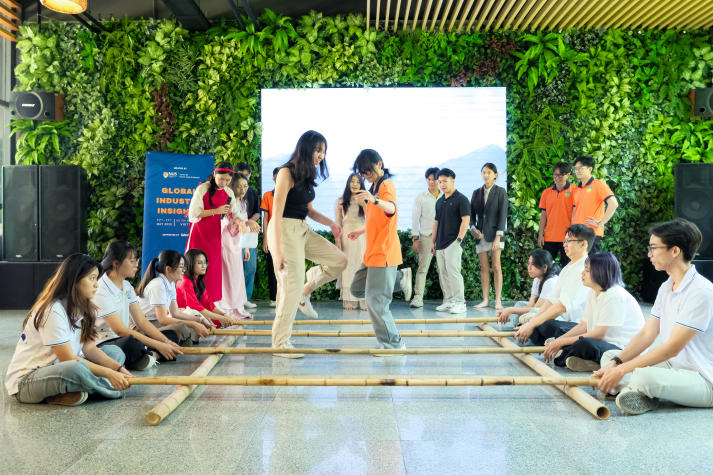 13Win 21 link không chặn Khoa Tài chính - Thương mại giao lưu văn hóa dân gian cùng bạn bè quốc tế tại Chương trình “Wrap & Clap” 80