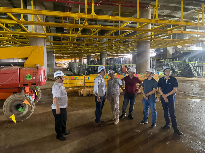 HỌC VIÊN LỚP THẠC SĨ XÂY DỰNG THAM QUAN SÂN BAY LONG THÀNH 40