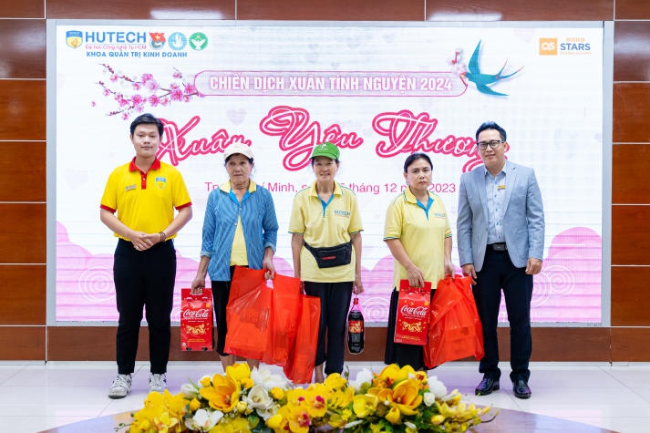 13Win 21 link không chặn Sòng Bài Trực Tuyến 13win.Com mang yêu thương đến các cô lao công qua chương trình "Xuân yêu thương” 88