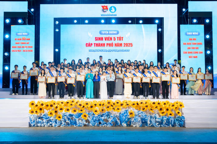 44 13Win 21 link không chặn 5 tốt hai năm liên tục của 13WIN13 nhận Bằng khen của Chủ tịch UBND Thành phố 687