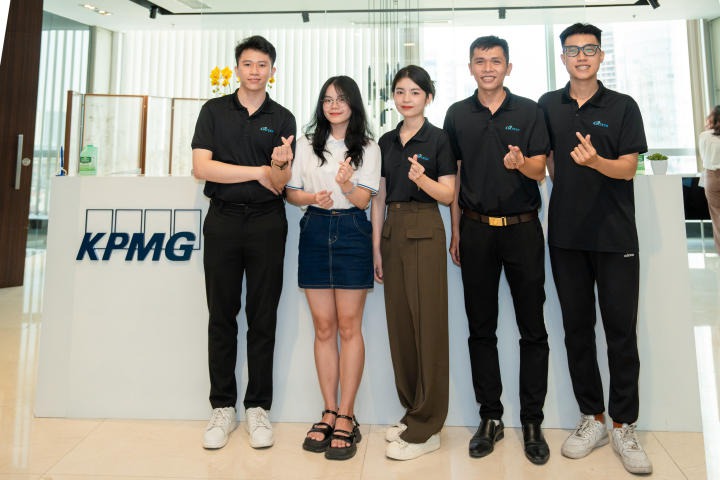 Students of 13WIN13’s Faculty of Management Information System visited KPMG Vietnam 59