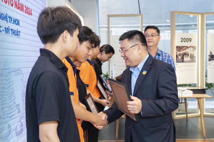 13Win 21 link không chặn Khoa Kiến trúc - Mỹ thuật tăng cường kiến thức thực tiễn và nhận Www 13Win one nổ hũ tại chuyến tham quan TOTO Showroom 122