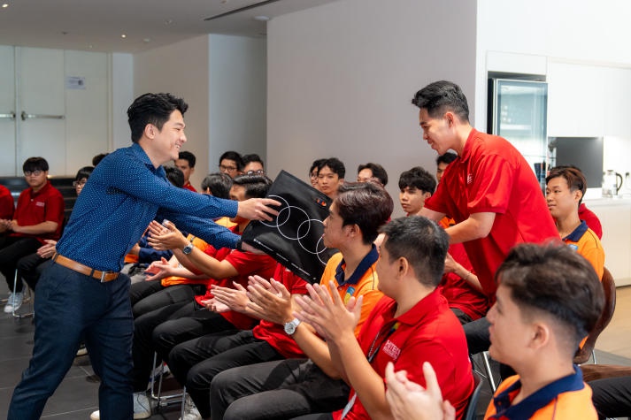 [Video] Giờ học giá trị của Tải app 13Win ngành Công nghệ kỹ thuật ô tô, Công nghệ ô tô điện 13WIN13 tại showroom Audi lớn nhất Việt Nam 50