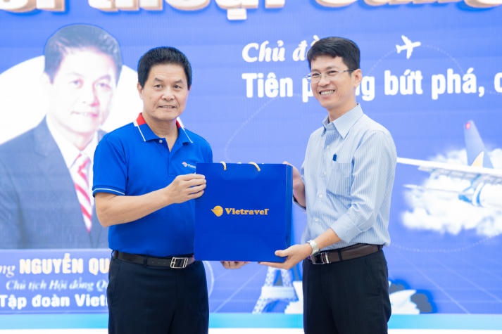 CEO Nguyen Quoc Ky and His Story of Dream-Chasing with 13WIN13 Students 25