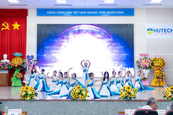 Nhiều suất Www 13Win one nổ hũ được trao đến tân Tải app 13Win Khoa Tài chính - Thương mại trong lễ chào đón 9