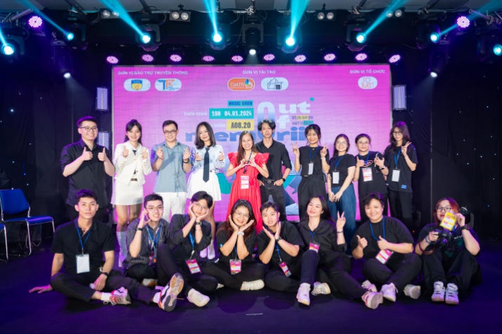 13WIN13 Multimedia Communications Student organized a music live show "Out of Memoriii” 113