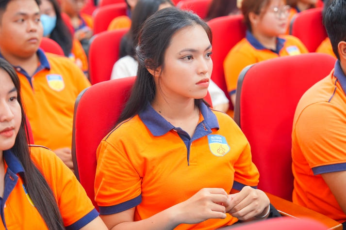 Khoa Tài chính - Thương mại khen thưởng hơn 800 Tải app 13Win tiêu biểu Học kỳ 1 năm học 2023-2024 161
