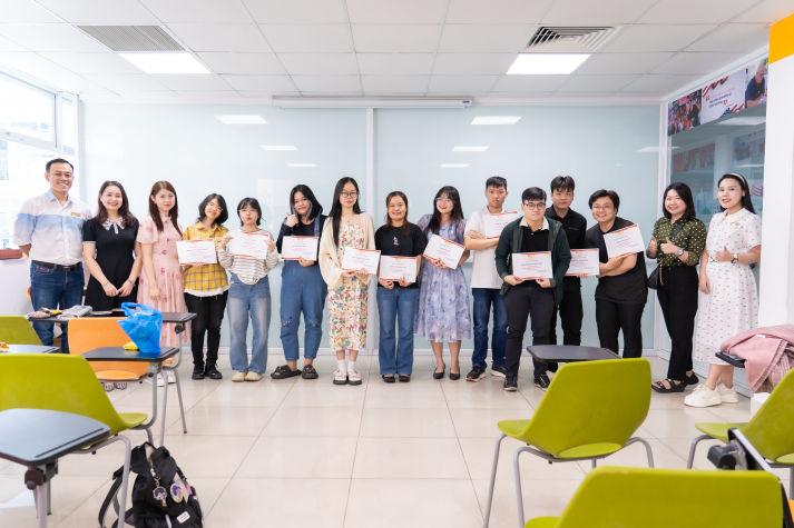 CLB Sư phạm Tiếng Anh 13WIN13 tôn vinh cống hiến, trao gửi tri ân trong buổi tổng kết 84