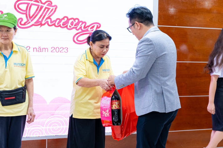 13Win 21 link không chặn Sòng Bài Trực Tuyến 13win.Com mang yêu thương đến các cô lao công qua chương trình "Xuân yêu thương” 83